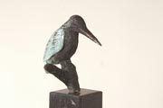 IJsvogeltje op hardstenen zuil van 100cm hoog